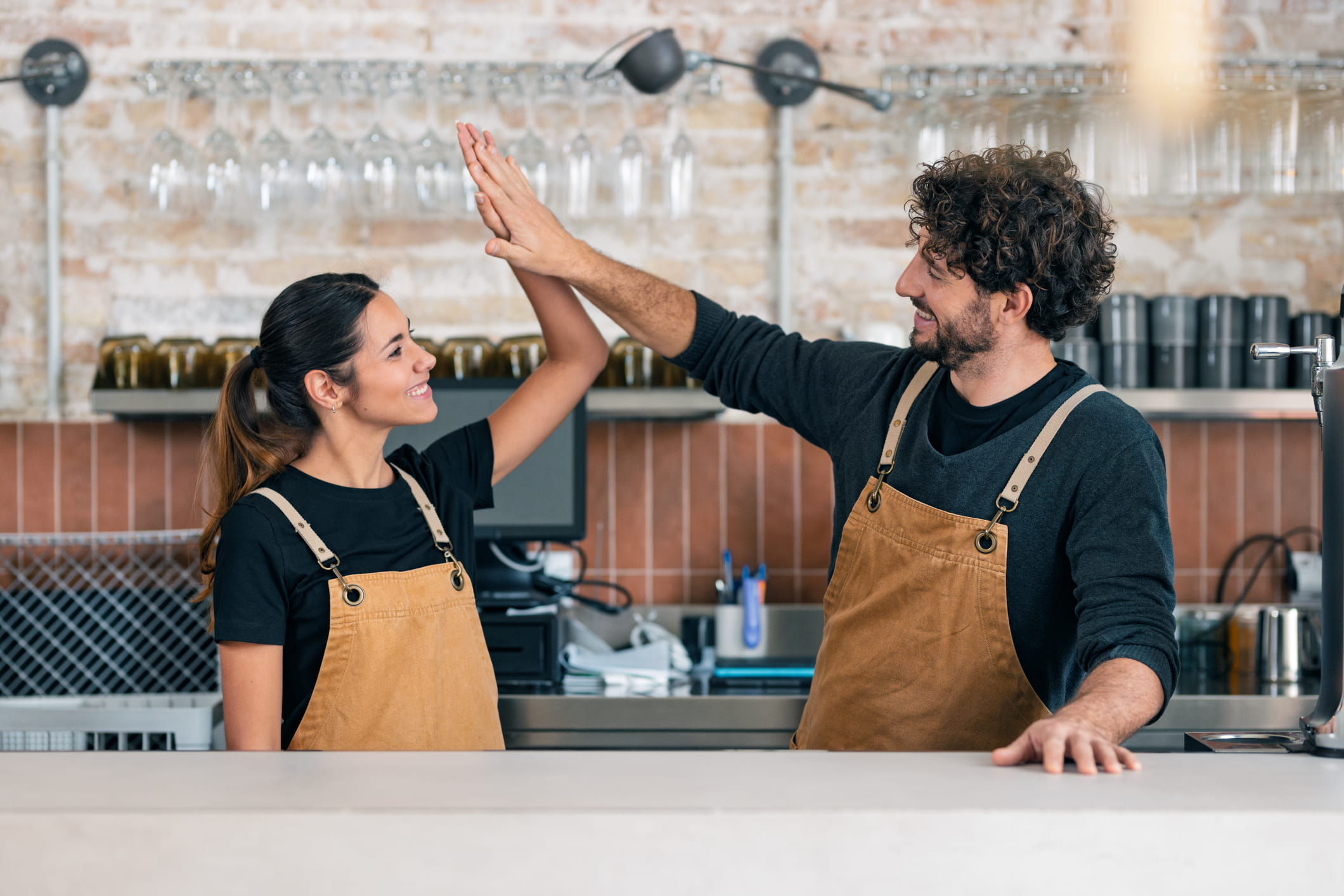 två glada servitörer i kafeterian