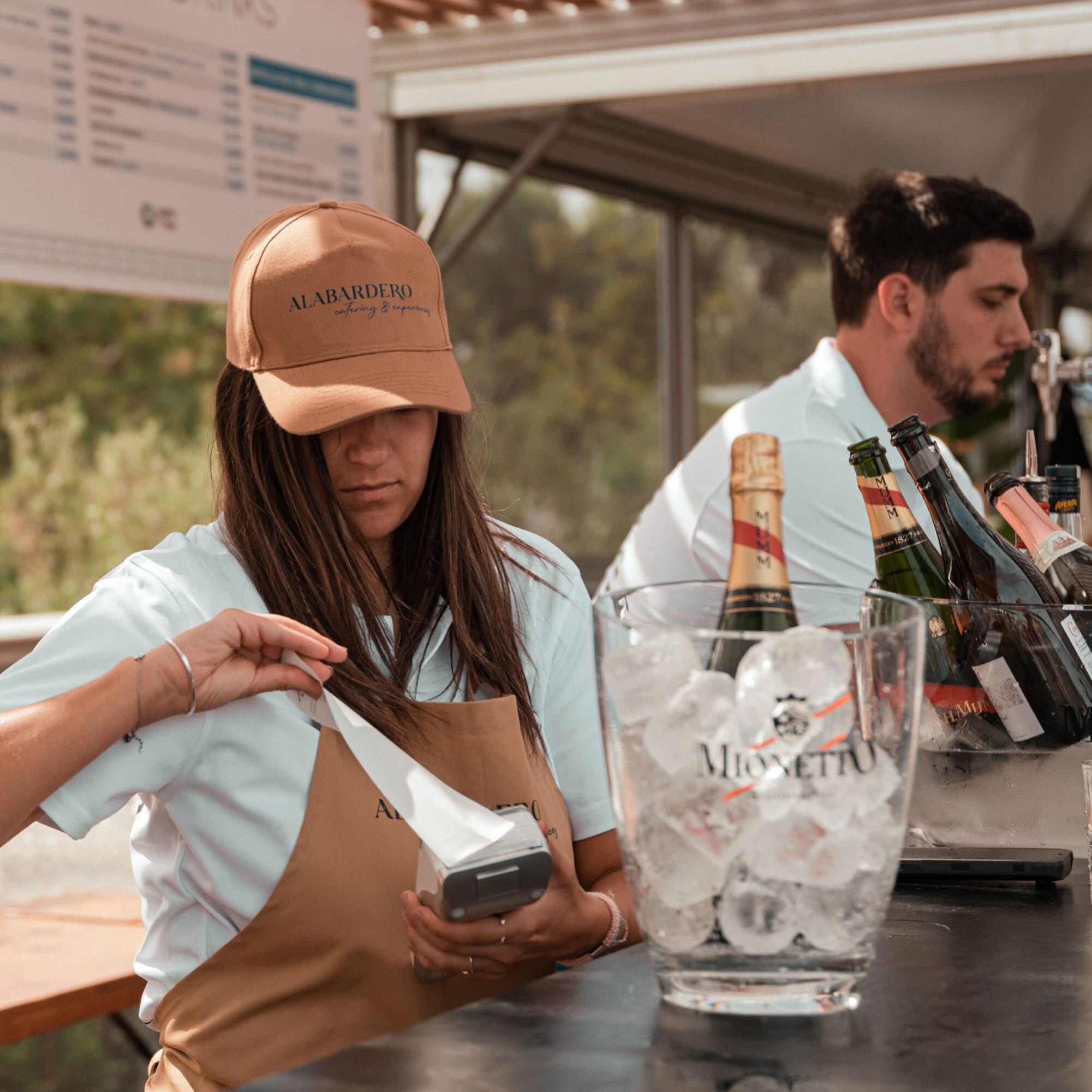 kvinna drar ut kvittot från ett Loomis Pay POS